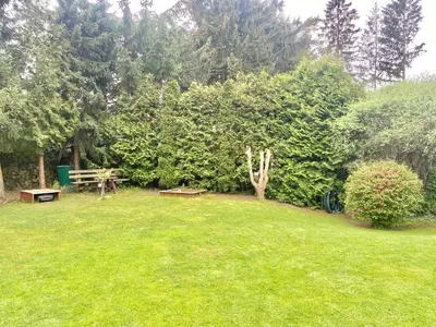 Ein Garten an der Unterkunft Ferienhaus in Wald und Seenähe