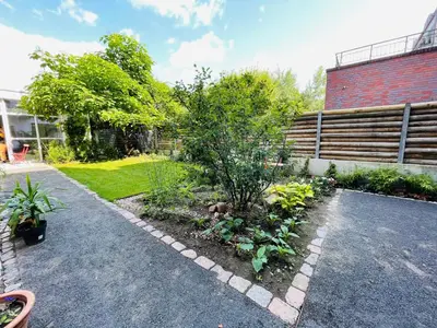 Ein Garten an der Unterkunft Tolle zentrale Stadtwohnung in Berlin-Weißensee-Prenzlauer Berg