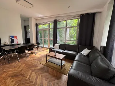 Ein Sitzbereich in der Unterkunft Zentrales Gartenhaus Loft in Berlin