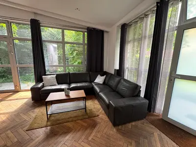 Ein Sitzbereich in der Unterkunft Zentrales Gartenhaus Loft in Berlin