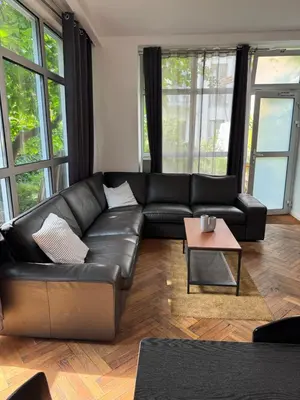 Ein Sitzbereich in der Unterkunft Zentrales Gartenhaus Loft in Berlin