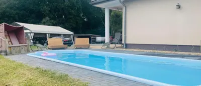 Der Swimmingpool an oder in der Nähe von Haus 4 Zimmer bei Berlin