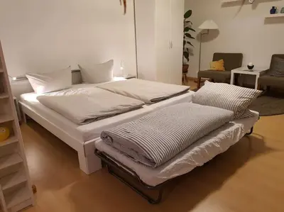 Ein Bett oder Betten in einem Zimmer der Unterkunft NICO Helles gemütliches Studio Innenstadt HomeOffice Workplace
