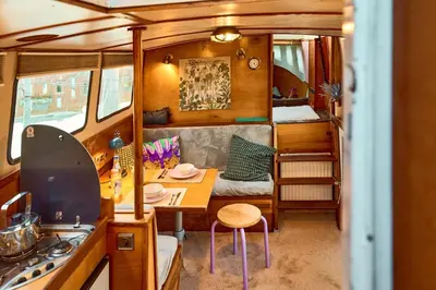 Ein Sitzbereich in der Unterkunft Gemütliches Wohnschiff