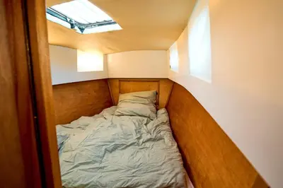 Ein Bett oder Betten in einem Zimmer der Unterkunft Gemütliches Wohnschiff