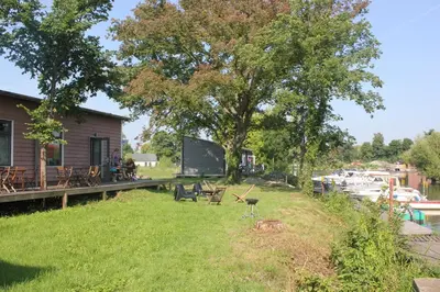 Ein Garten an der Unterkunft Gemütliches Wohnschiff