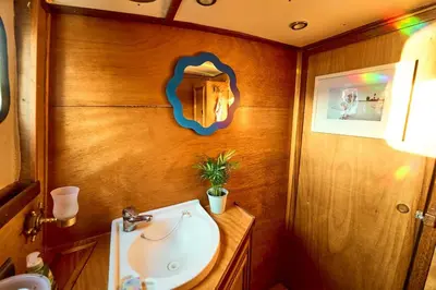 Ein Badezimmer in der Unterkunft Gemütliches Wohnschiff