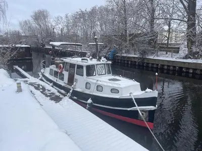Gemütliches Wohnschiff im Winter