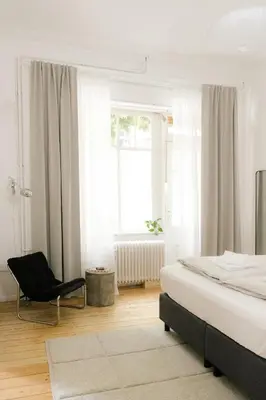 Ein Bett oder Betten in einem Zimmer der Unterkunft Spacious 3BR Apartment at Schillerkiez - Groups & Families