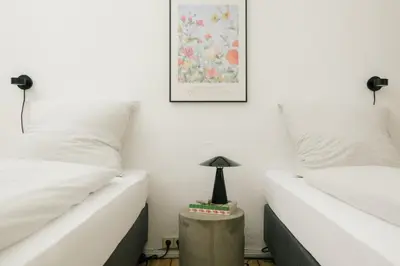 Ein Bett oder Betten in einem Zimmer der Unterkunft Spacious 3BR Apartment at Schillerkiez - Groups & Families
