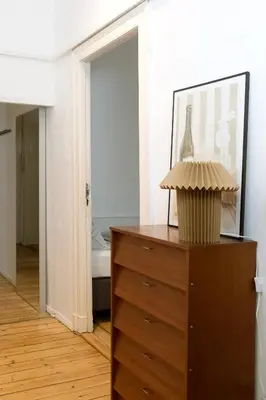 Ein Bett oder Betten in einem Zimmer der Unterkunft Spacious 3BR Apartment at Schillerkiez - Groups & Families
