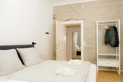 Ein Bett oder Betten in einem Zimmer der Unterkunft Spacious 3BR Apartment at Schillerkiez - Groups & Families