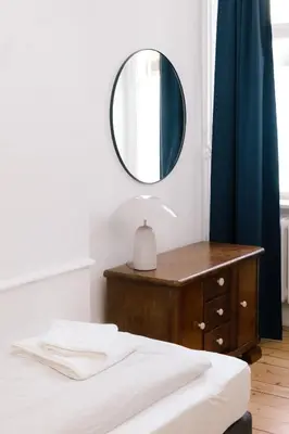 Ein Bett oder Betten in einem Zimmer der Unterkunft Spacious 3BR Apartment at Schillerkiez - Groups & Families