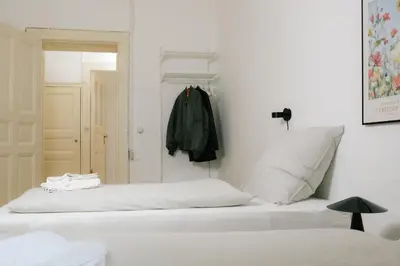 Ein Bett oder Betten in einem Zimmer der Unterkunft Spacious 3BR Apartment at Schillerkiez - Groups & Families