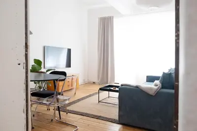 TV/Unterhaltungsangebot in der Unterkunft Spacious 3BR Apartment at Schillerkiez - Groups & Families