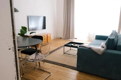 TV/Unterhaltungsangebot in der Unterkunft Spacious 3BR Apartment at Schillerkiez - Groups & Families