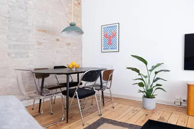 Ein Sitzbereich in der Unterkunft Spacious 3BR Apartment at Schillerkiez - Groups & Families