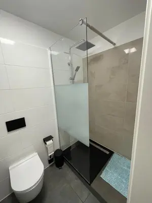 Ein Badezimmer in der Unterkunft Aviators Guest House - Premium Room