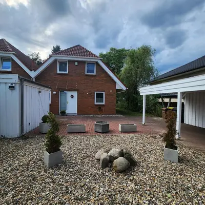 Das Gebäude in dem sich das Ferienhaus befindet