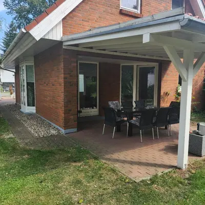 Das Gebäude in dem sich das Ferienhaus befindet