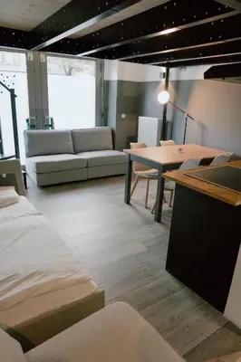Ein Sitzbereich in der Unterkunft 12 Monkeys Apartments