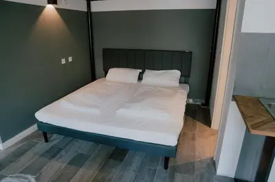 Ein Bett oder Betten in einem Zimmer der Unterkunft 12 Monkeys Apartments