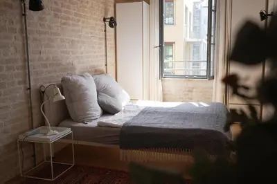 Ein Bett oder Betten in einem Zimmer der Unterkunft Loft Studio in historic factory building