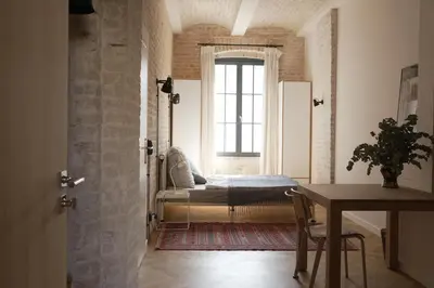 Ein Bett oder Betten in einem Zimmer der Unterkunft Loft Studio in historic factory building