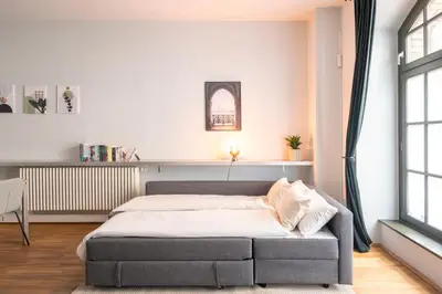 Ein Bett oder Betten in einem Zimmer der Unterkunft Homely Berlin - Central, Spacious, Rosenthaler Platz I Cafe