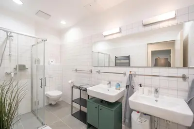 Ein Badezimmer in der Unterkunft Homely Berlin - Central, Spacious, Rosenthaler Platz I Cafe