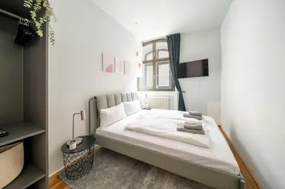 Ein Bett oder Betten in einem Zimmer der Unterkunft Homely Berlin - Central, Spacious, Rosenthaler Platz I Cafe