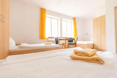 Ein Bett oder Betten in einem Zimmer der Unterkunft budget seezeit-resort am Werbellinsee
