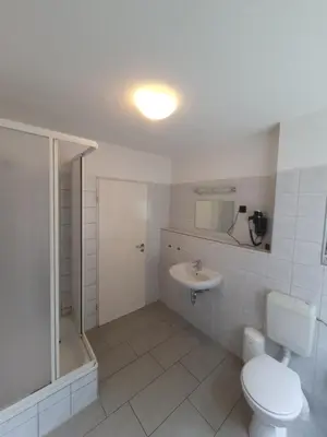 Ein Badezimmer in der Unterkunft budget seezeit-resort am Werbellinsee