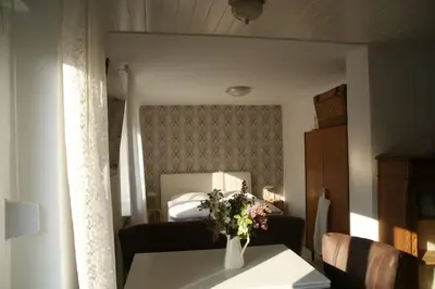 Ein Bett oder Betten in einem Zimmer der Unterkunft Ferienwohnung Ilse im Haus Namenlos