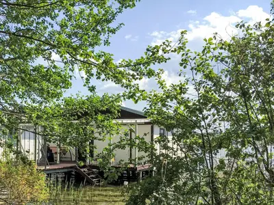 Ein Garten an der Unterkunft Chalet Bootshaus auf dem See by Interhome