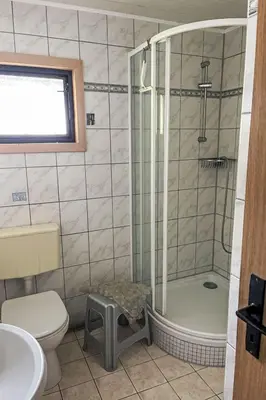 Ein Badezimmer in der Unterkunft Chalet Bootshaus auf dem See by Interhome