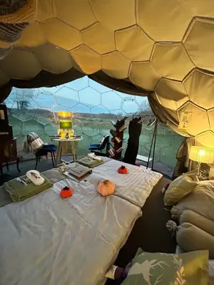 Ein Sitzbereich in der Unterkunft Eco Iglu The Secret of Comfort 5 Stars