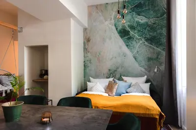 Ein Bett oder Betten in einem Zimmer der Unterkunft oompH Berlin The Grand Berlin Group & Family Retreat