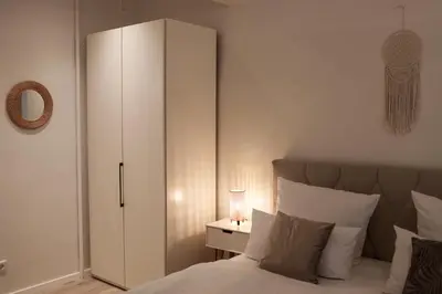 Ein Bett oder Betten in einem Zimmer der Unterkunft oompH Berlin The Grand Berlin Group & Family Retreat