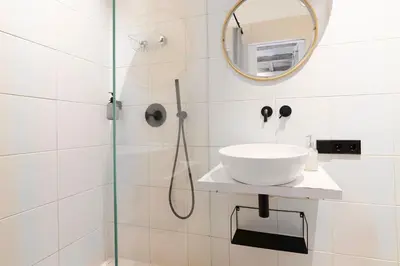 Ein Badezimmer in der Unterkunft Group Stay Loft Duplex -130sqm- near Antonplatz