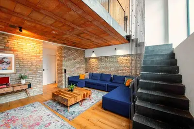 Ein Sitzbereich in der Unterkunft Group Stay Loft Duplex -130sqm- near Antonplatz