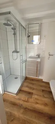Ein Badezimmer in der Unterkunft Ferienhaus direkt am See mit Boot, Fahrrädern und Sup