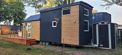Das Gebäude in dem sich das Ferienhaus befindet