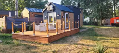 Ein Garten an der Unterkunft Ferienhaus direkt am See mit Boot, Fahrrädern und Sup