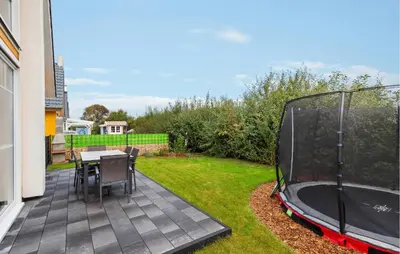 Ein Garten an der Unterkunft Amazing Home In Wandlitz Ot Zerpenschl