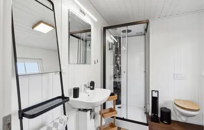 Ein Badezimmer in der Unterkunft Amazing Home In Wandlitz Ot Zerpenschl