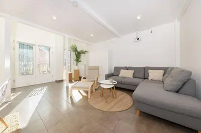 Ein Sitzbereich in der Unterkunft Zentrales Gallerie-Loft Alexanderplatz