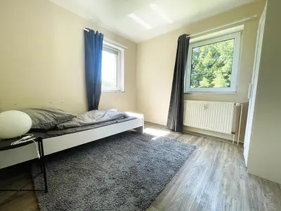 Ein Bett oder Betten in einem Zimmer der Unterkunft 3-Zimmer-Monteurwohnung - Balkon - Bad - Küche - Free WiFi & Parking