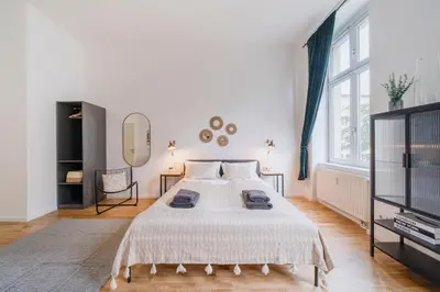 Ein Bett oder Betten in einem Zimmer der Unterkunft Homely Berlin - Chic Flat, City View, Subway, Café, River