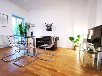TV/Unterhaltungsangebot in der Unterkunft INVAL by ROCKCHAIR Apartments l SUPERHOST Status l 2 Bedrooms Boxspringbeds 2 Bathrooms in City Center 